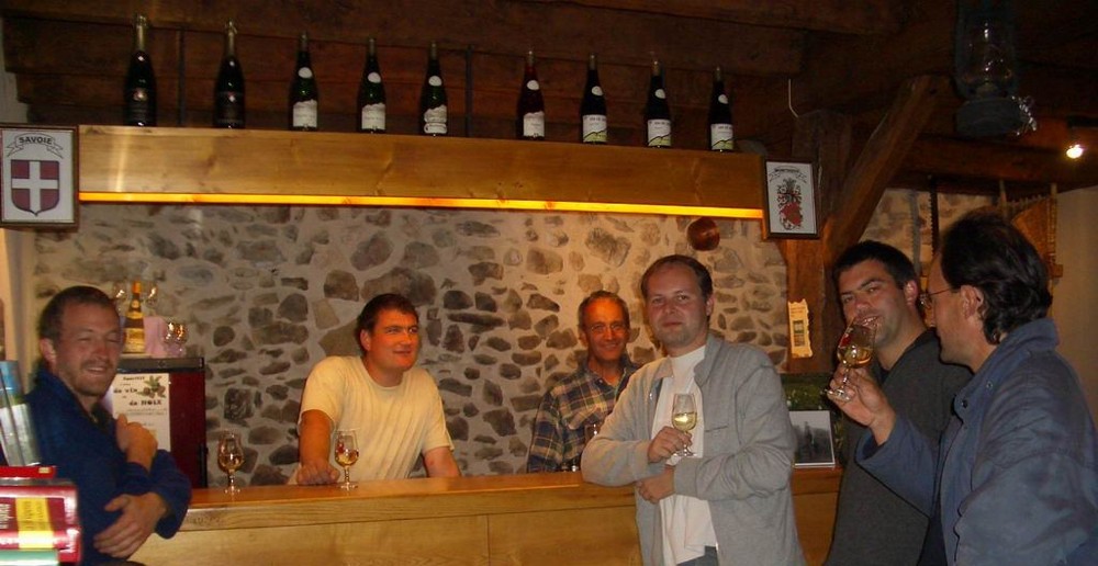 Degustation de vins de savoie dans la cave de Monthoux