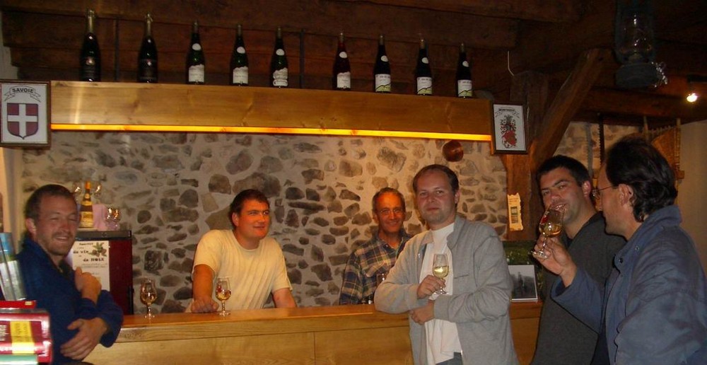 Degustation de vins de savoie dans la cave de Monthoux