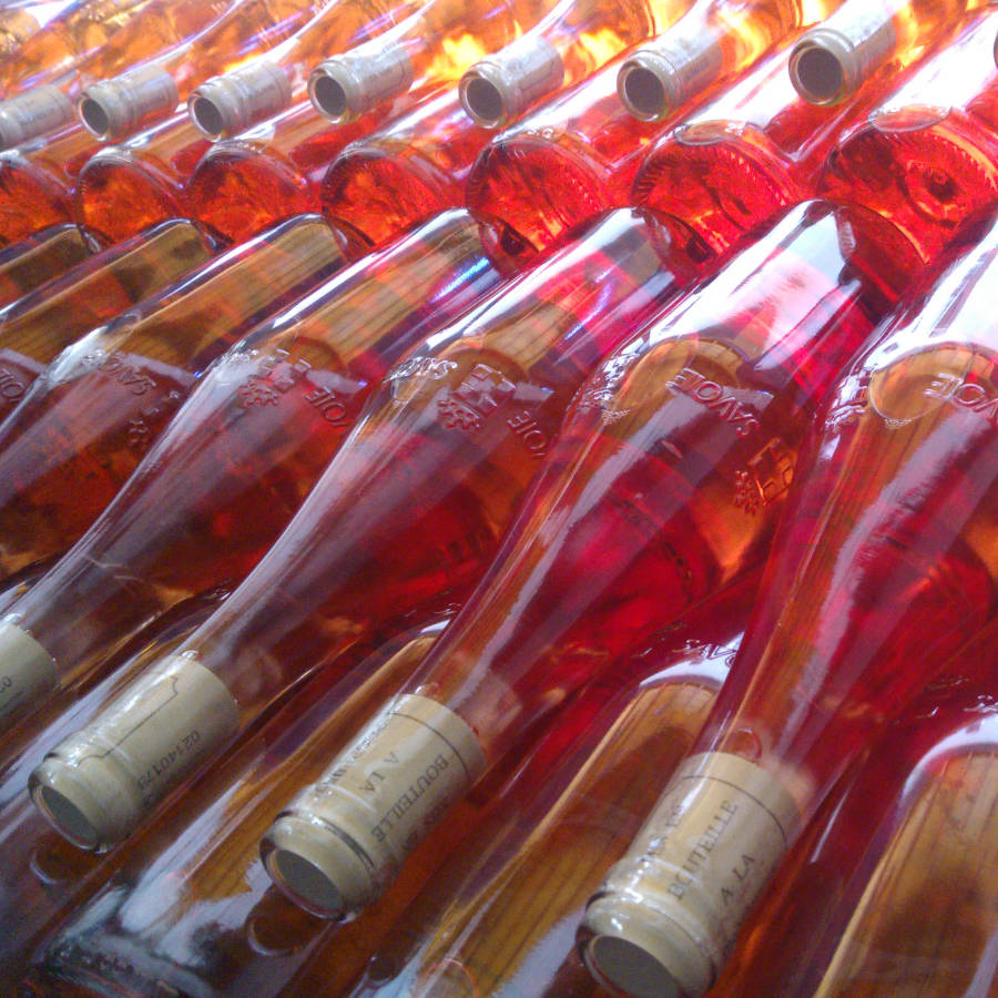 Bouteilles de vin rosé de Savoie empilées